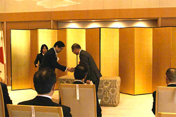 (on the left) Kyoto Preectural Governor Mr. Kenji Yamada. (on the right) Nakano-Seiyaku Principal Director Mr. Akio Horie.