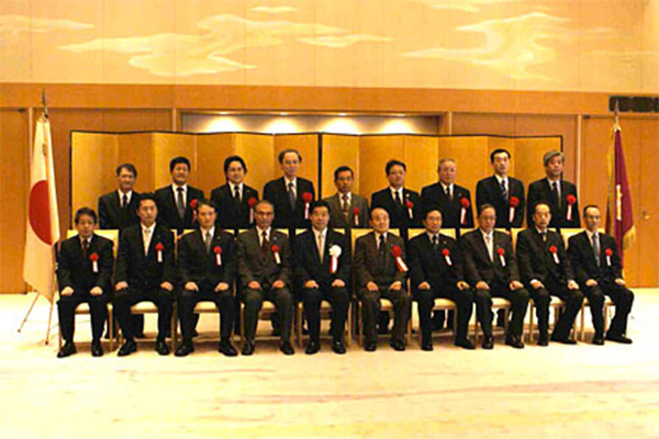 Prefectural Governor Yamada with the assembled members of the ceremony.